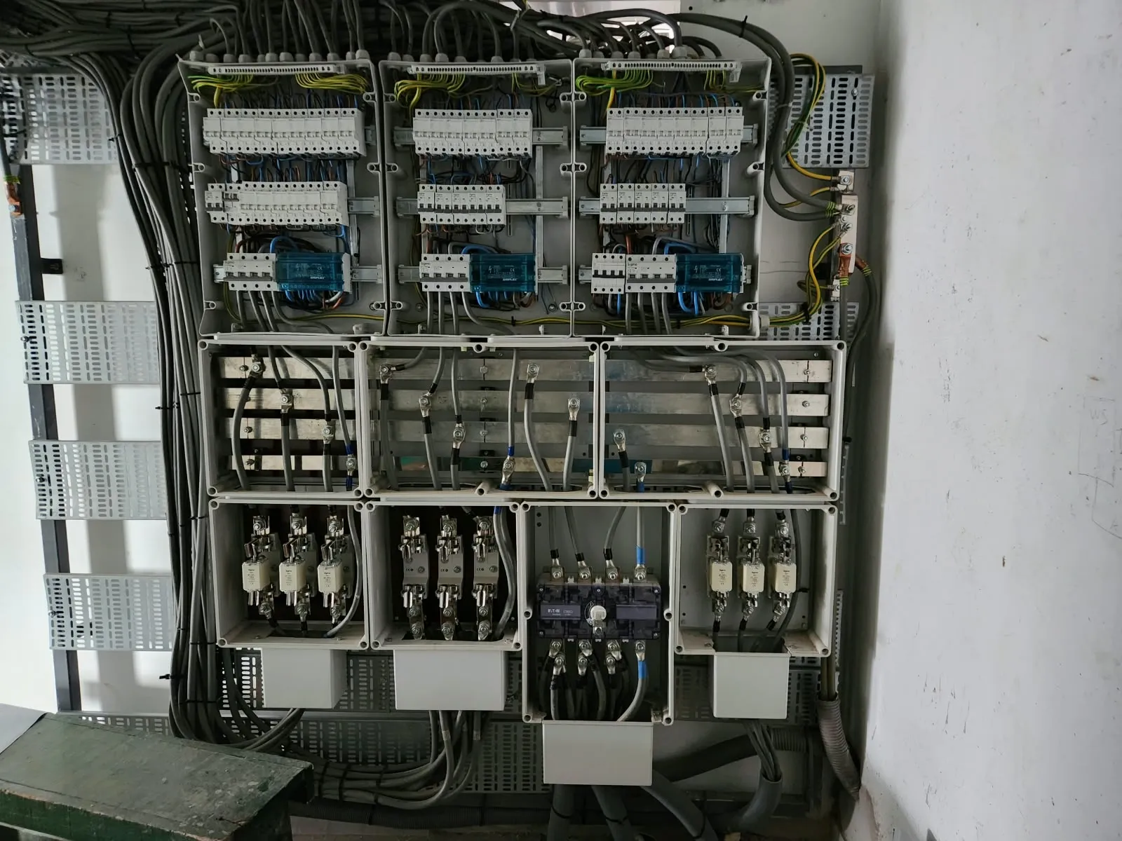Open groepenkasten met rijen automaten, aangelegd door CETO